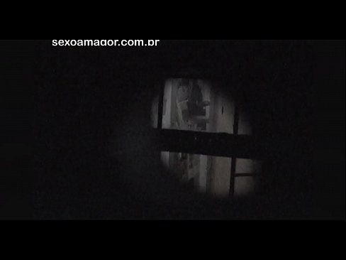 ❤️ Блонди ба таври махфӣ аз ҷониби як сайёҳи ҳамсоя, ки паси хиштҳои холӣ пинҳон шудааст, сабт мешавад ☑ Синси босифат дар мо ❌❤
